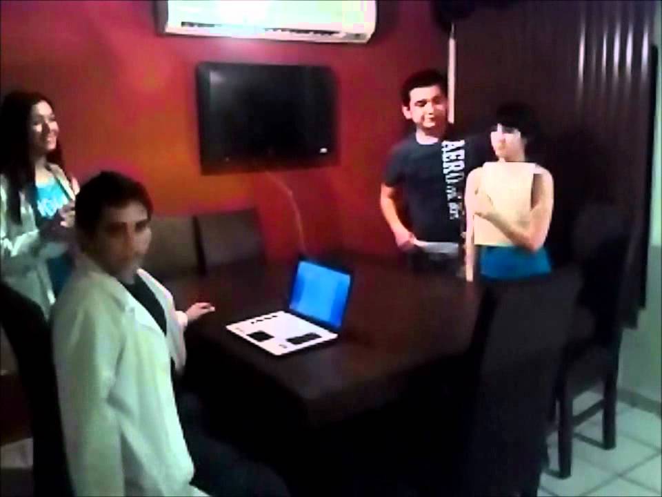 sketch en ingles de 5 personas